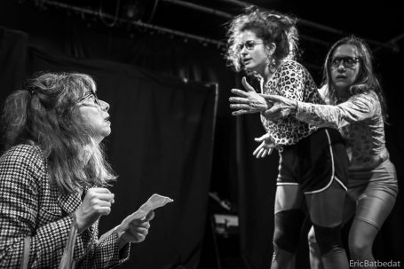 Spectacle - théâtre Deux actrices en dialogue intense, l'une gesticulant, l'autre écoutant attentivement.