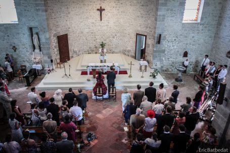Mariage - église Cérémonie de mariage dans une église avec invités et décorations florales.