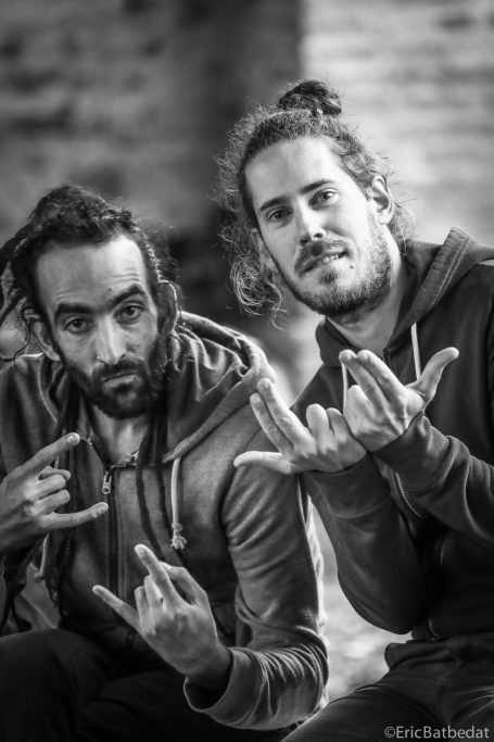Portrait hommes Deux hommes faisant des signes avec les mains, vêtus de sweats à capuche, en noir et blanc.
