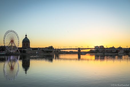 Toulouse Vue au coucher de soleil d'une roue de Ferris et d'un dôme au bord d'une rivière.