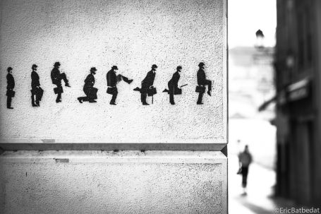 l'homme libre Silhouettes des Monty Python marchant sur un mur, avec un individu sortie du mur.