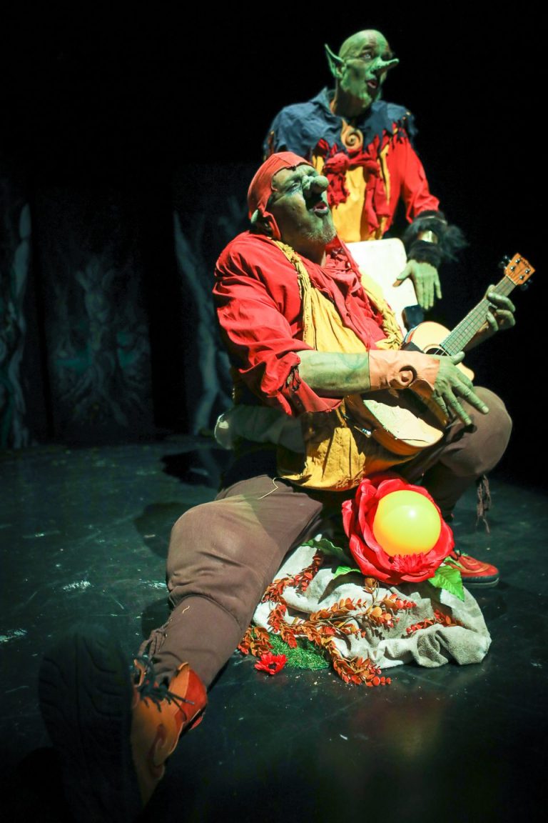 Duo de clowns Deux hommes en costume, l'un se penchant vers l'autre dans une pose expressive.